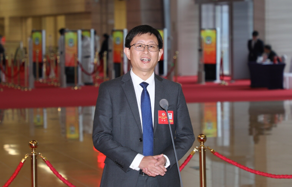 省政協(xié)委員、中山大學(xué)附屬第一醫(yī)院耳鼻咽喉科副主任李?。鹤屄稜I經(jīng)濟(jì)從“網(wǎng)紅”變“長紅”