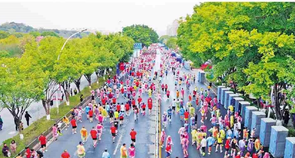 2025梅州馬拉松賽在梅縣區(qū)人民廣場鳴槍開跑